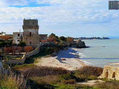 Alta 20 metri, era parte della rete delle torri di avvistamento costiere del Regno di Napoli. Presenta una base quadrangolare e ogni lato ha tre caditoie, ovvero tre botole da cui era possibile lanciare proiettili, pietre o altre �armi� su eventuali assalitori